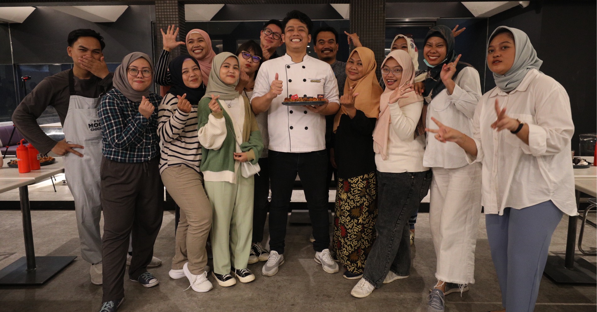 Seluruh peserta di Cooking Class Hypeabis.id x Moon Chicken Station (Sumber gambar: Hypeabis.id/Suselo Jati)