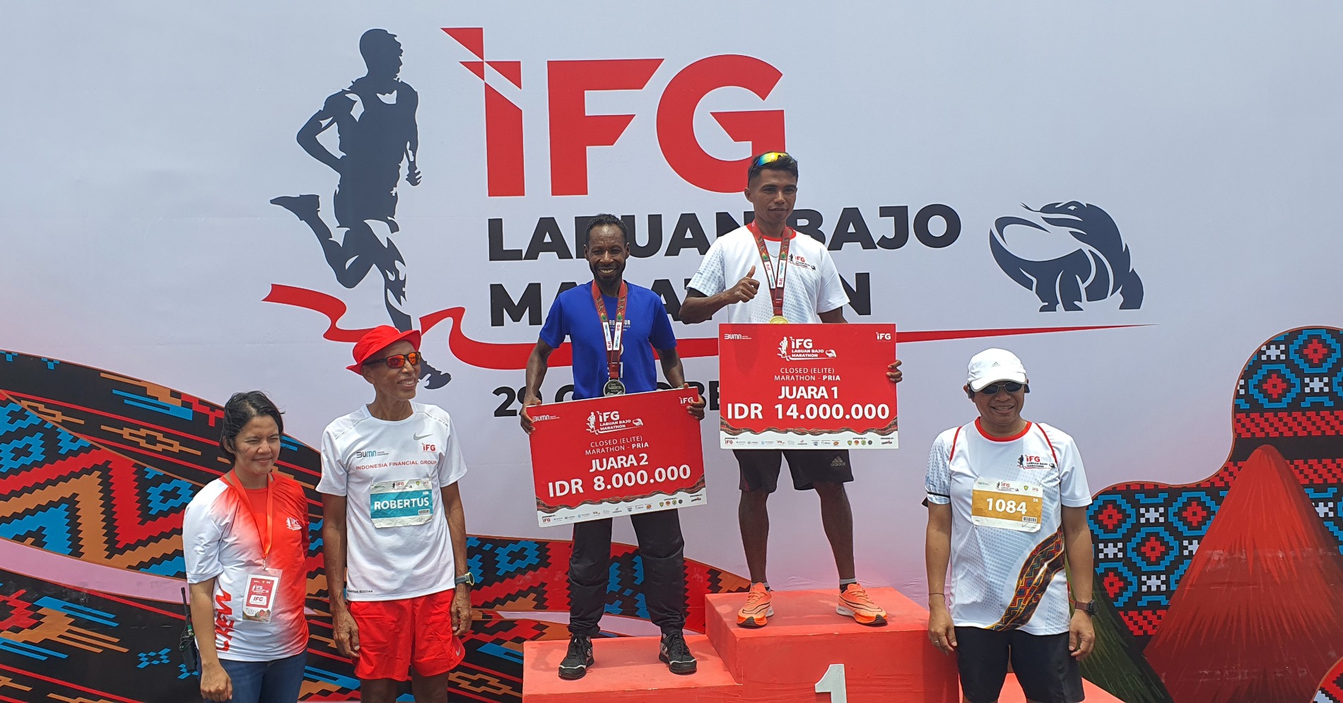 Difta Ibrula Unbanu menjuarai kategori Male Elite IFG Labuan Bajo Marathon 2022 dengan catatan waktu 3 jam 9 menit 11 detik. (Sumber gambar: IFG Labuan Bajo Marathon)