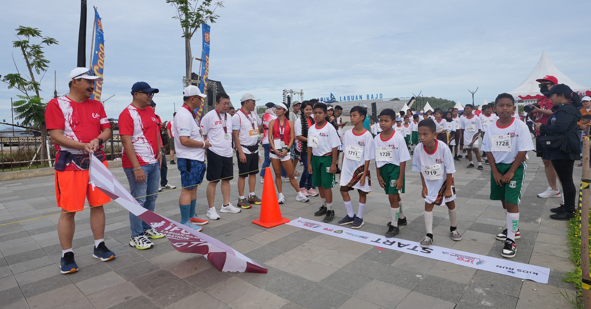 Lomba lari kategori Kids Dash IFG Labuan Bajo Marathon diikuti peserta muda dilepas oleh Direktur Utama IFG Life Harjanto Tanuwidjaja. (Sumber gambar: IFG Labuan Bajo Marathon 2022) 
