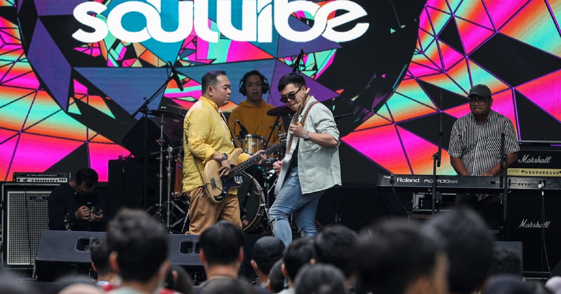 Grup musik Soulvibe tampil menghibur penonton saat festival musik Soundsfest 2022 di Bekasi, Jawa Barat, Sabtu (5/11/2022). (Hypeabis.id/Arief Hermawan P )