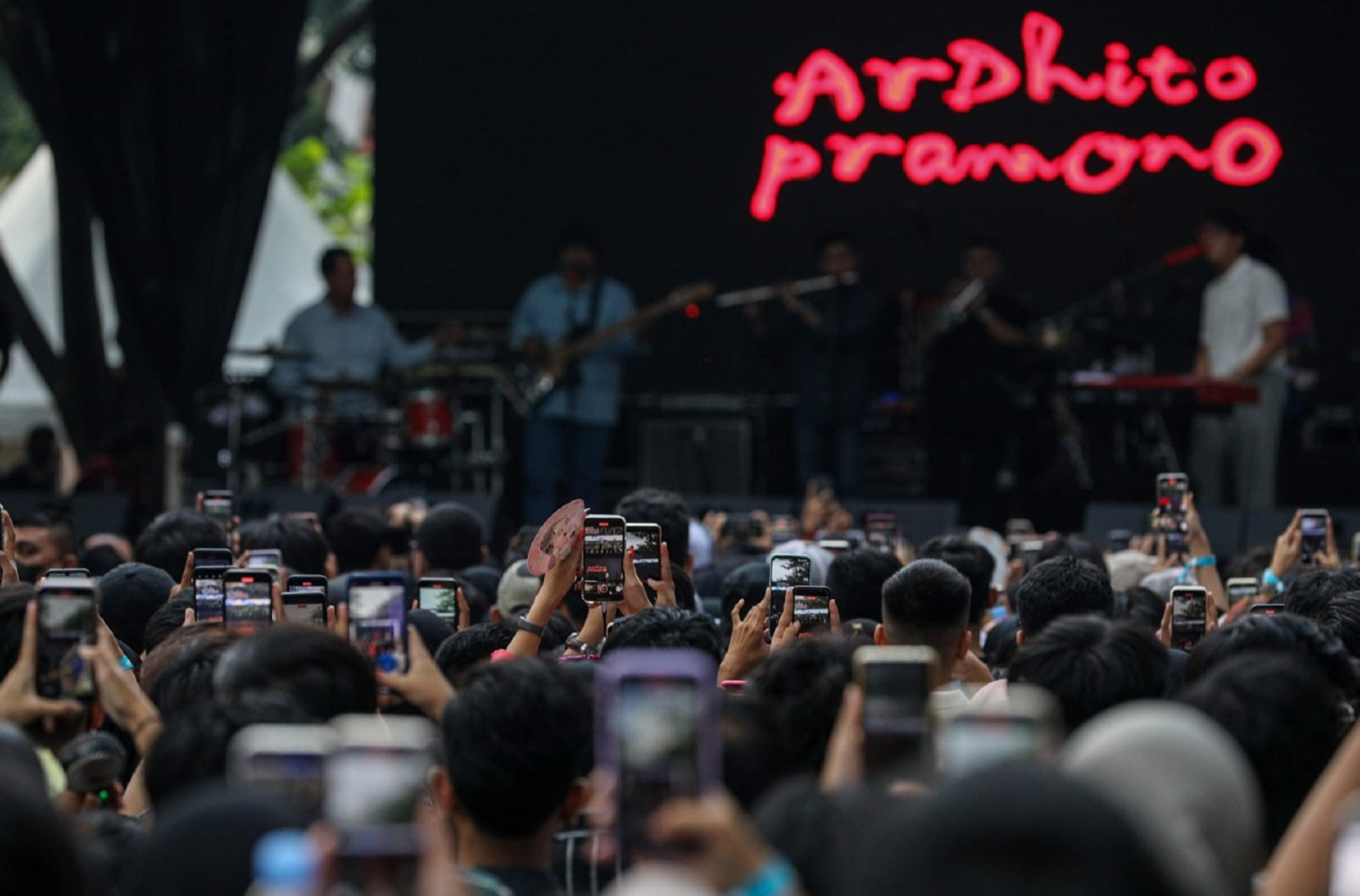 Penyanyi Ardhito Pramono tampil menghibur penonton di festival musik Soundsfest 2022 di Bekasi, Jawa Barat, Sabtu (5/11). (Hypeabis.id/Arief Hermawan P)