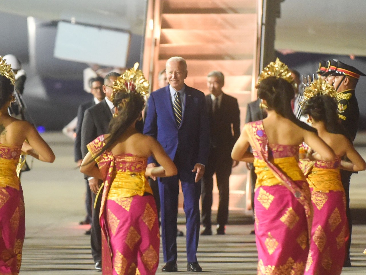 Presiden AS Joe Biden tiba di Bali, Minggu (13/11) malam. (Foto: BPMI Setpres)  