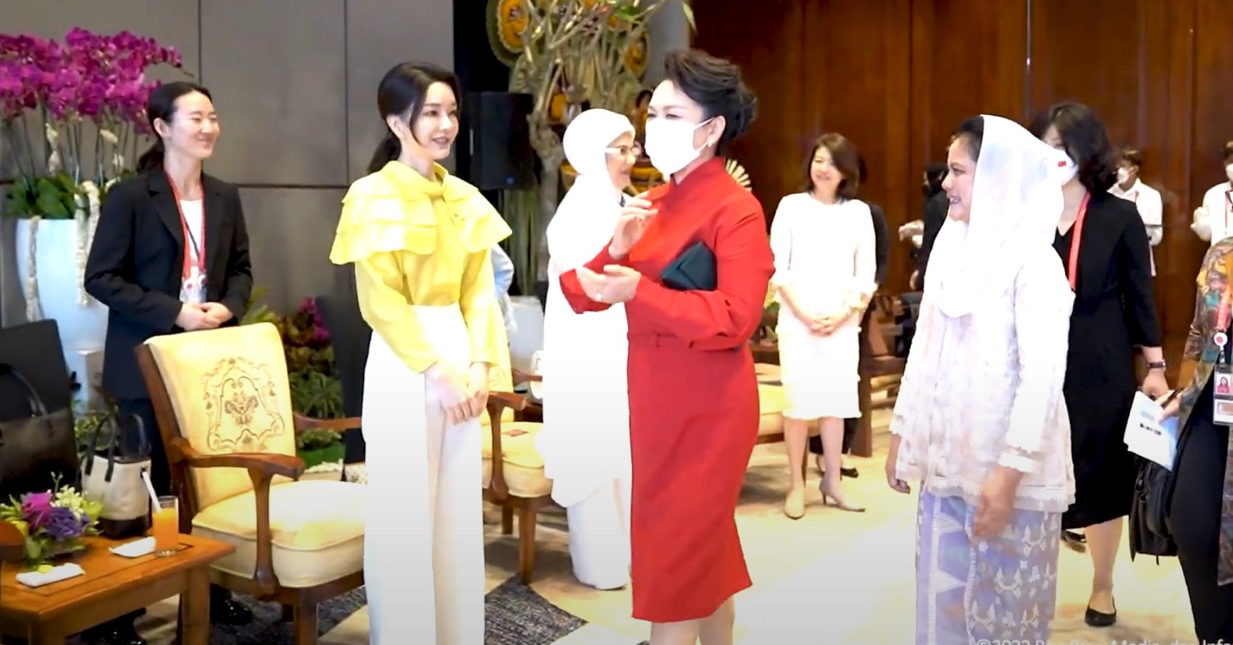 Kim Keon-hee (baju kuning) saat bertemu Ibu Iriana Joko Widodo dan delegasi KTT G20 di Bali. (Sumber gambar : Sekretariat Negara)