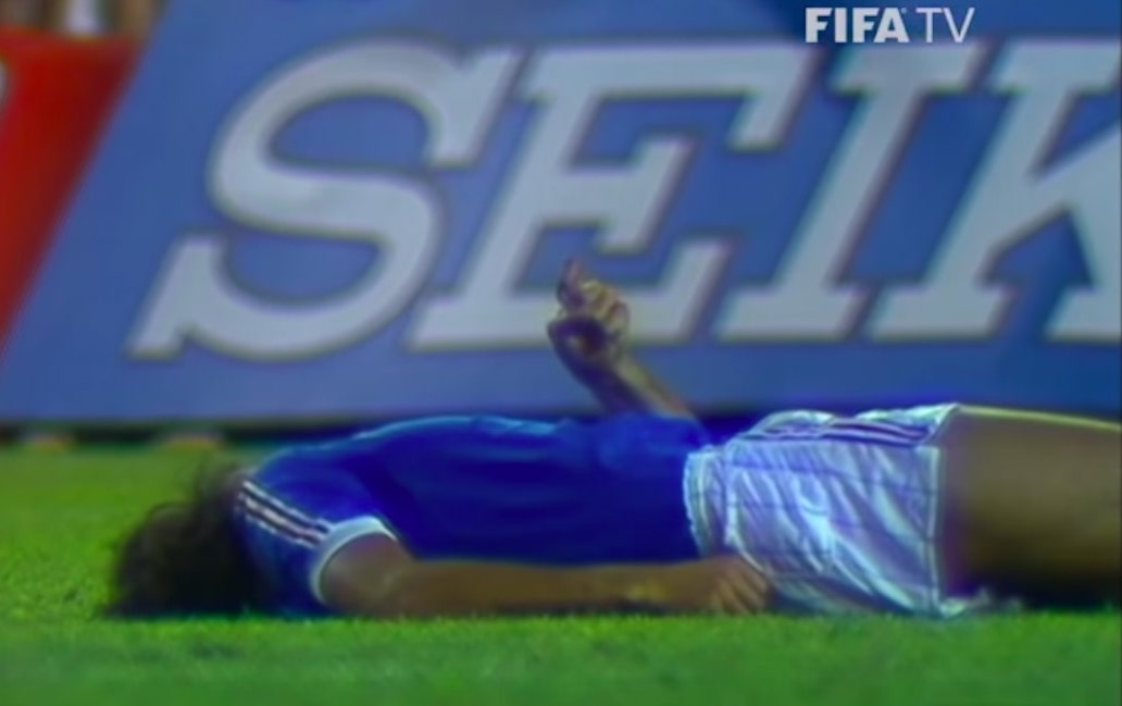 Battiston saat jatuh di Piala Dunia 1982 (Sumber gambar: Youtube.com/FIFA)