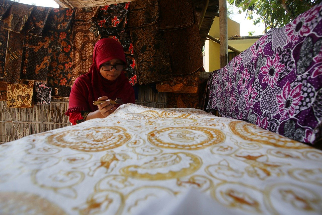Perajin batik (Sumber gambar: Bisnis)