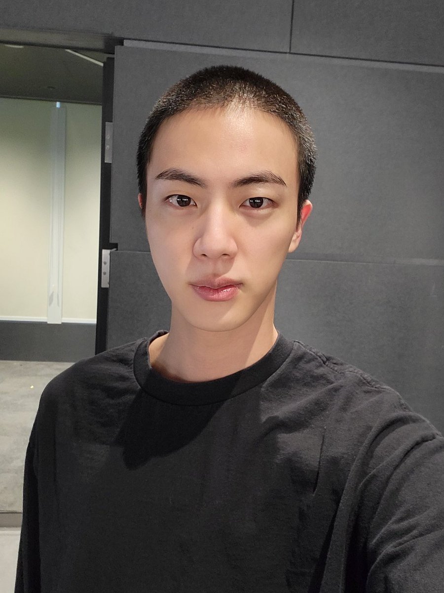 Jin BTS dengan model rambut cepak sebelum berangkat wamil (Sumber gambar : Weverse BTS)
