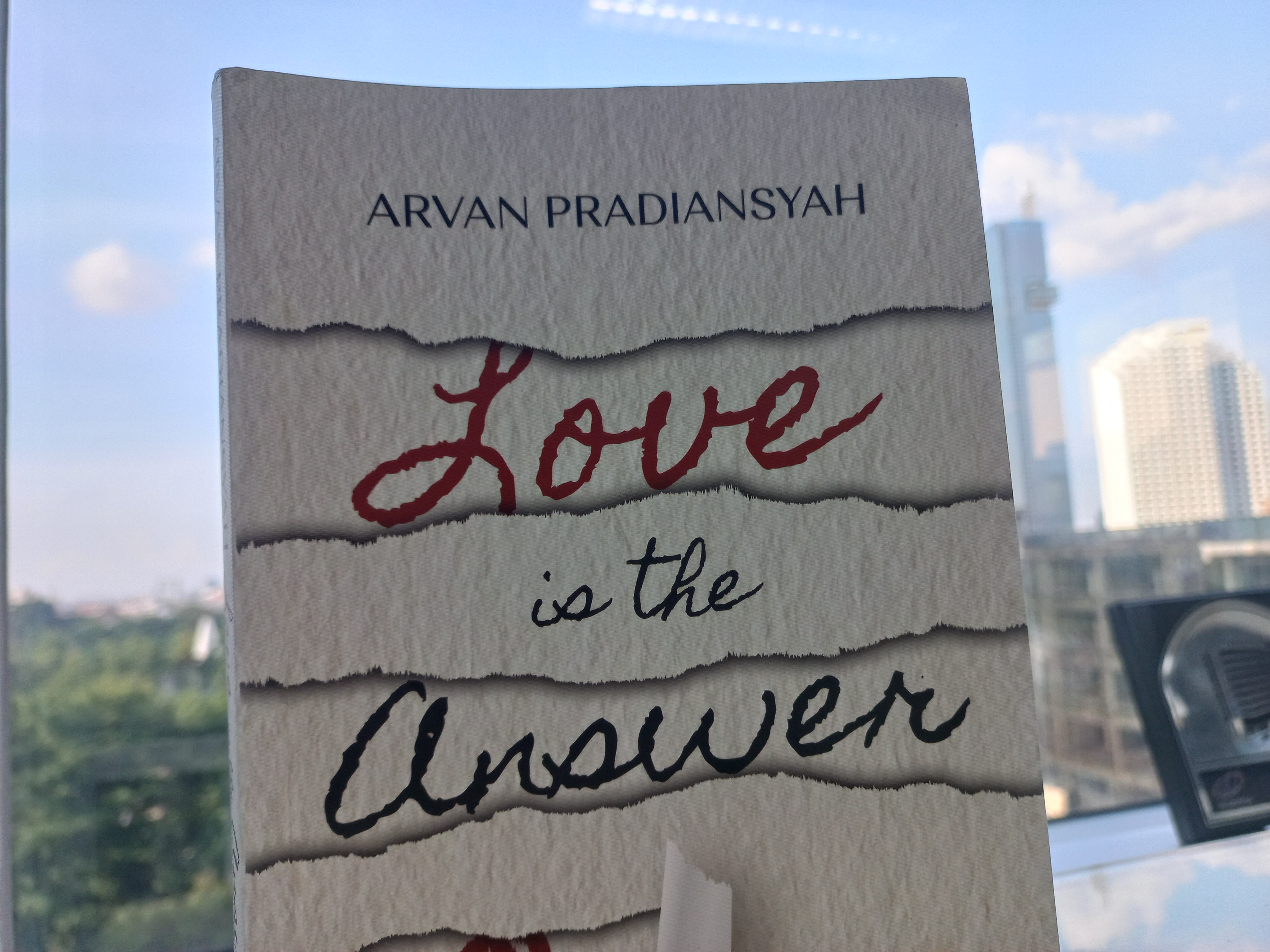 Buku Love Is The Answer (Sumber gambar: Chelsea Venda/Hypeabis.id)
