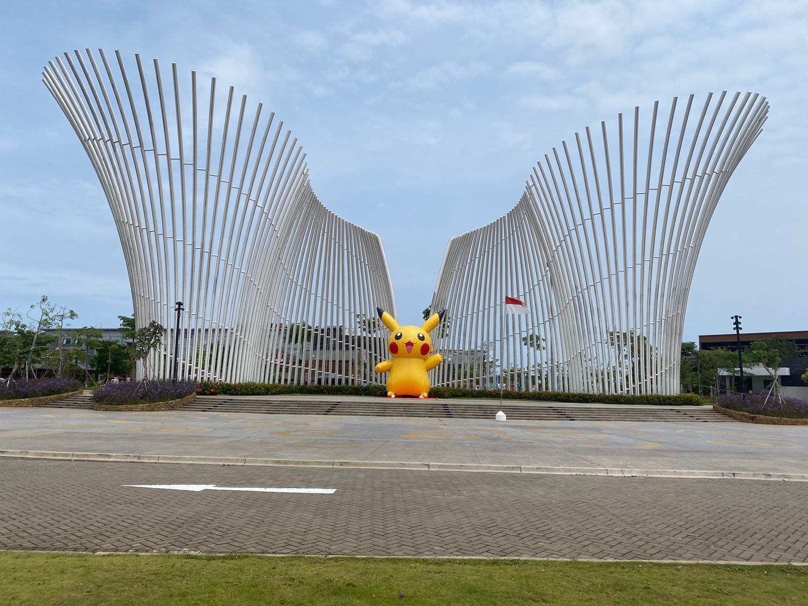 Patung Pikachu setinggi enam meter di Pantai Indah Kapuk. (Sumber gambar: AKG Entertainment)