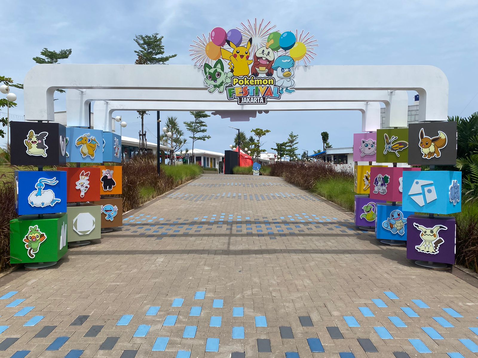 Tampilan instalasi gerbang di Cove by Batavia Pantai Indah Kapuk. (Sumber gambar: AKG Entertainment)