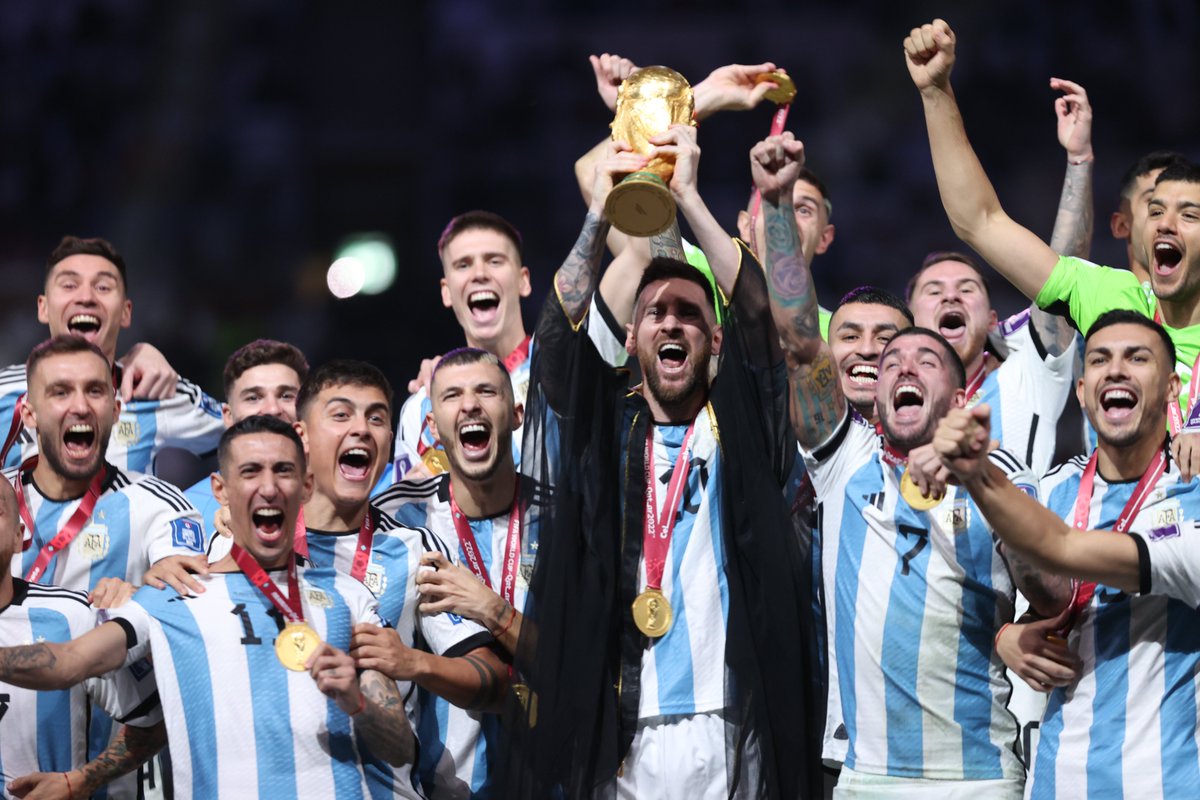 Messi bersama rekan-rekannya di Timnas Argentina saat merayakan kemenangan Piala Dunia (Sumber gambar: FIFA)