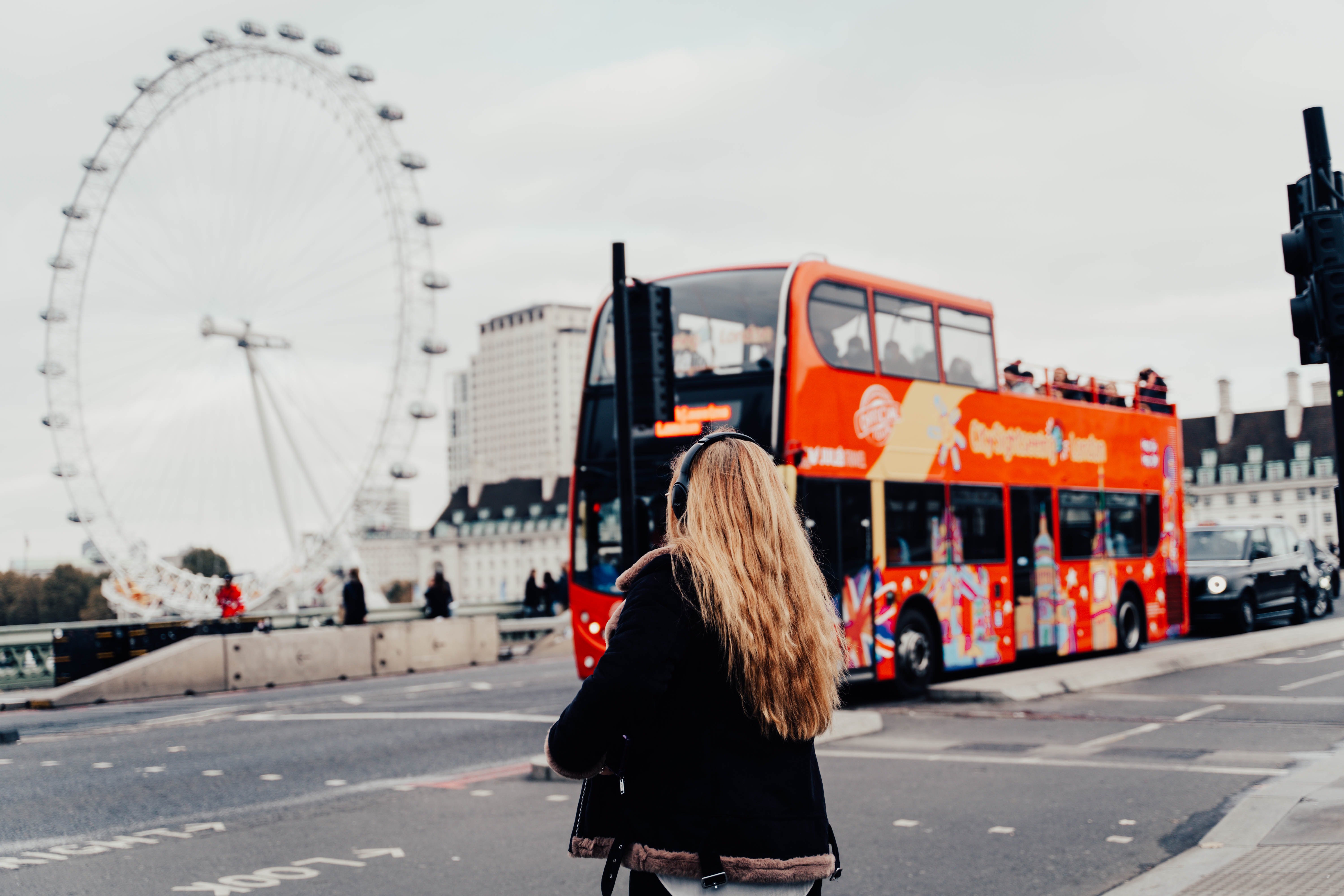 Bus merah London yang ikonik (Sumber gambar: Unsplash/Anna Claire)