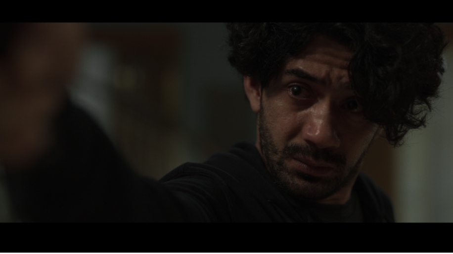 Reza Rahadian membintangi film Berbalas Kejam (Sumber gambar: Prime Video)