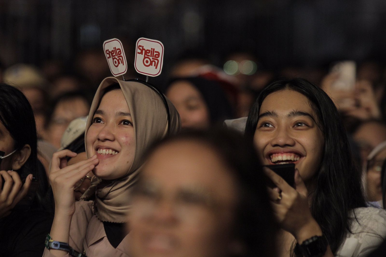 Penonton laurt menikmati penampilan Sheila On 7 dalam konser tunggal Tuunggu Aku di Jakarta yang berlangsung di Jiexpo Kemayoran, Jakarta, Sabtu (28/1/2023) sukses menghipnotis para Sheila Gank. (Hypeabis.id/Fanny Kusumawardhani )