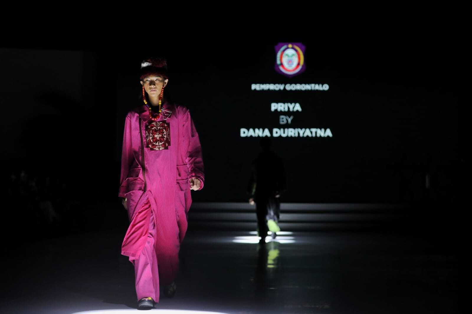 Model memperagakan busana dalam pembukaan Indonesia Fashion Week (IFW) 2023 di Jakarta Convention Center, Jakarta, Rabu (22/2/2023). (Sumber foto: Bisnis/Eusebio Chrysnamurti)