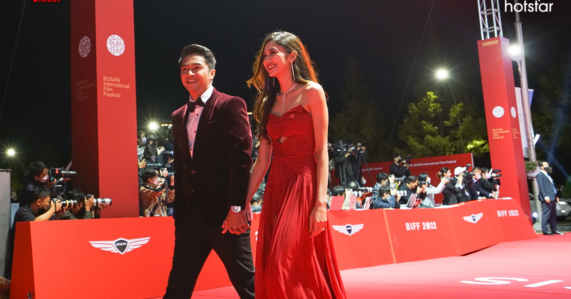 Deva Mahenra & Mikha Tambayong saat tampil di red carpet Busan International Film Festival (BIFF) 2022 (Sumber gambar: Disney+ Hotstar)