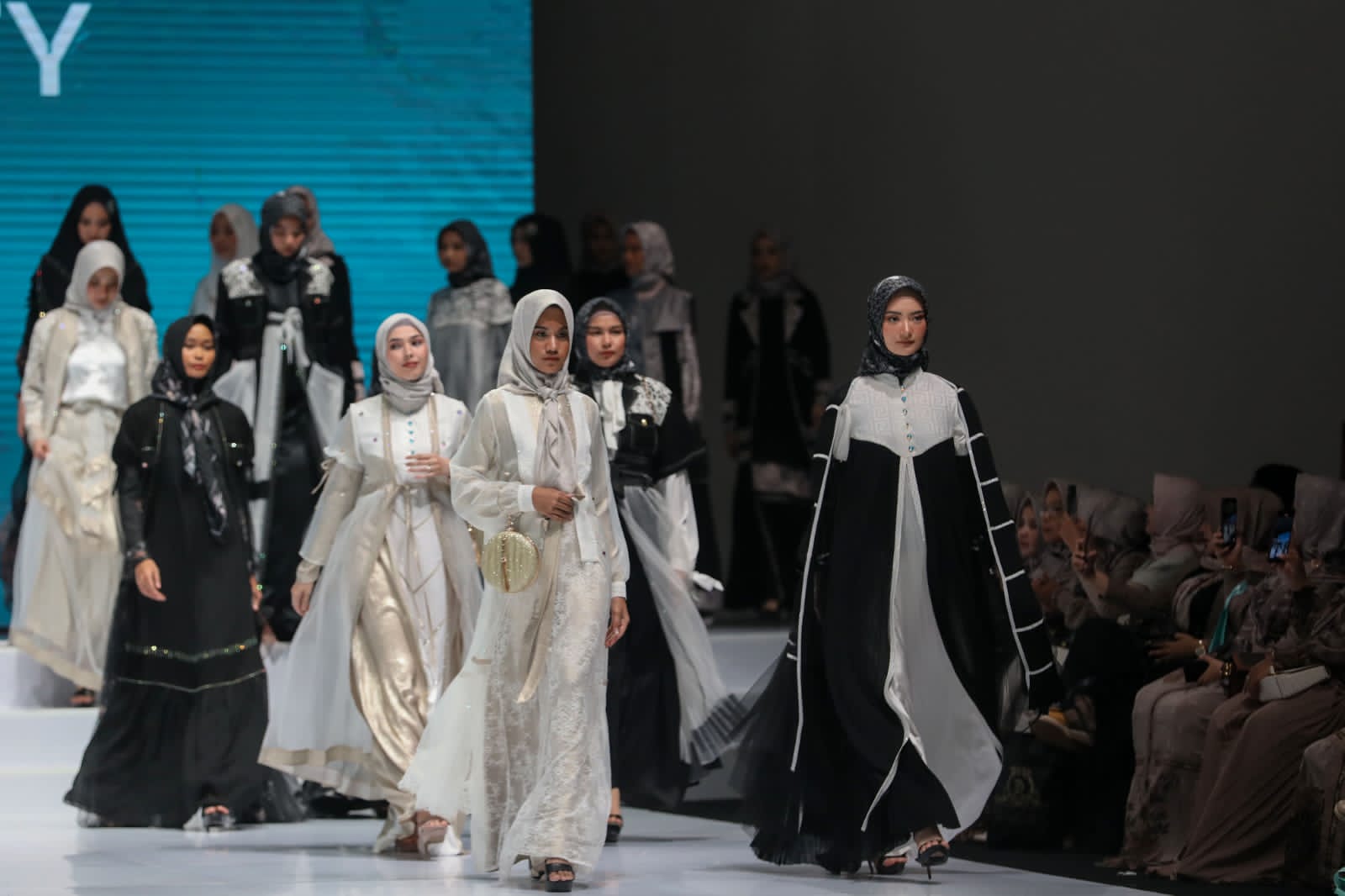 Model memperagakan busana dalam show Serene Modesty saat berlangsungnya Indonesia Fashion Week (IFW) 2023 di Jakarta Convention Center, Jakarta, Rabu (22/2/2023). IFW 2023 yang mengangkat tema Sagara dari Timur itu diikuti oleh ratusan desainer dan akan berlangsung hingga 26 Februari 2023. (Hypeabis.id/Eusebio Chrysnamurti) 
