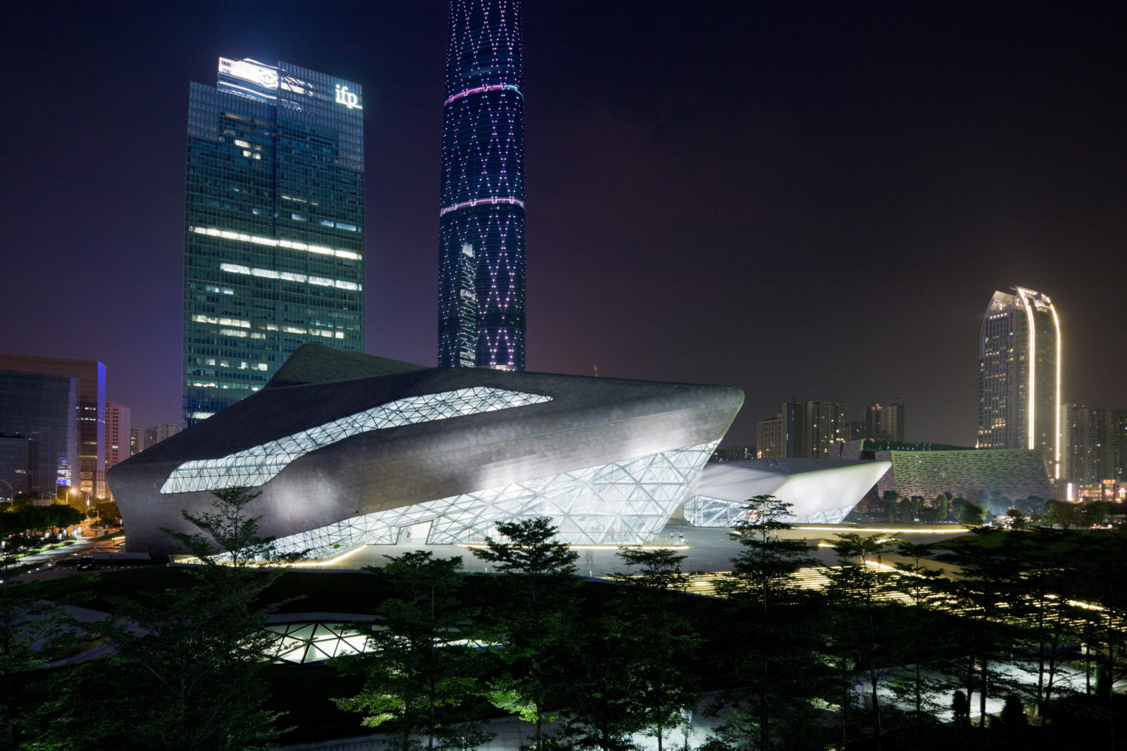 Guangzhou Opera House (sumber gambar Zaha Hadid.com)