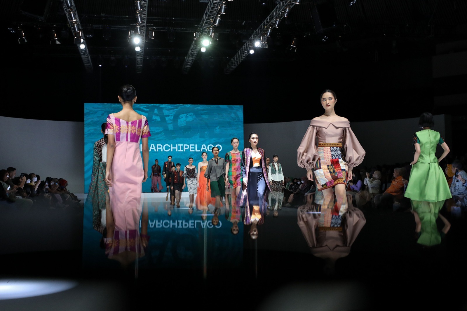 Model memperagakan busana dalam show Age of Archipelago saat berlangsungnya Indonesia Fashion Week (IFW) 2023 di Jakarta Convention Center, Jakarta, Jumat (24/2/2023). (Sumber gambar: JIBI/Bisnis/Eusebio Chrysnamurti)