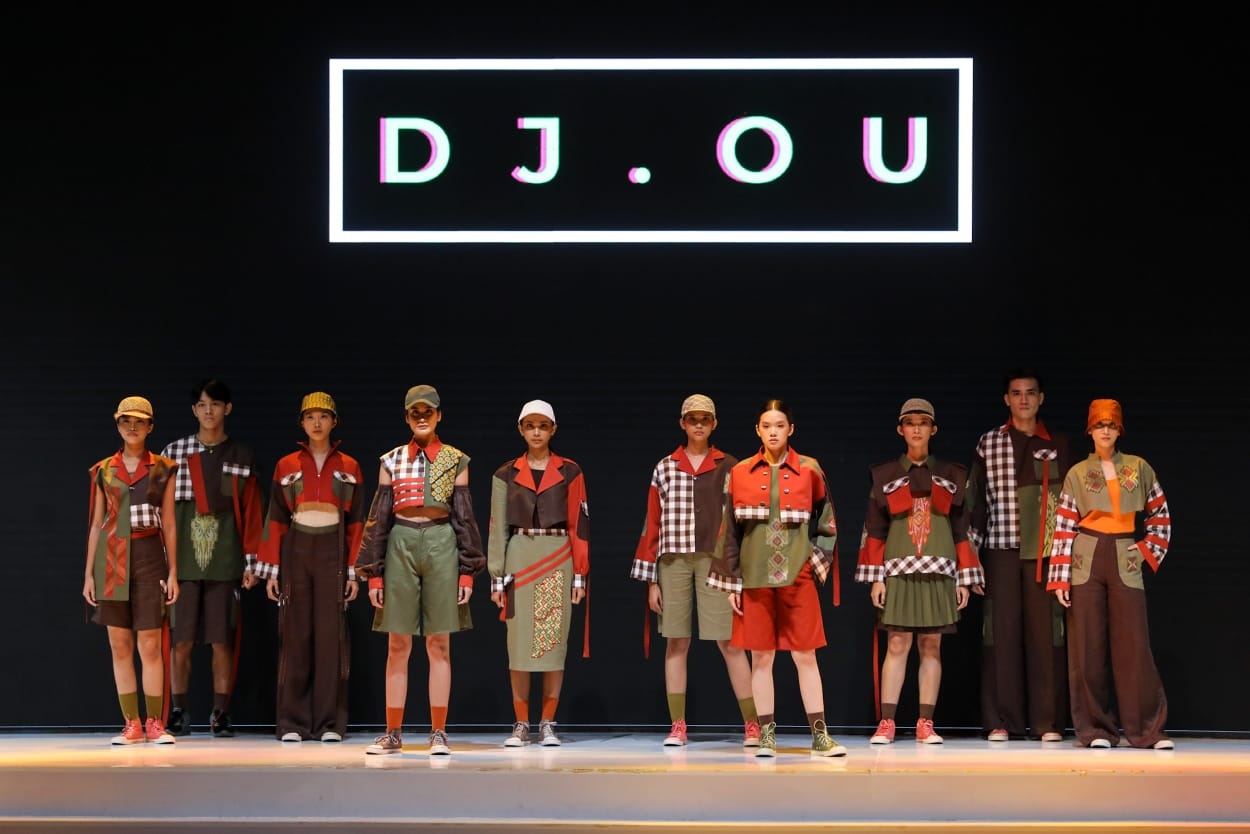 Model memperagakan busana karya DJ.OU saat show bertema Echanting Karawo pada ajang Indonesia Fashion Week (IFW) 2023 di Jakarta Convention Center, Jakarta, Minggu (26/2/2023). (Sumber foto: Hypeabis.id/Arief Hermawan P)