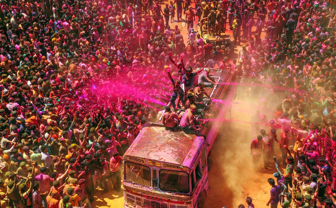 Festival Holi (Sumber: Wikimedia Commons)