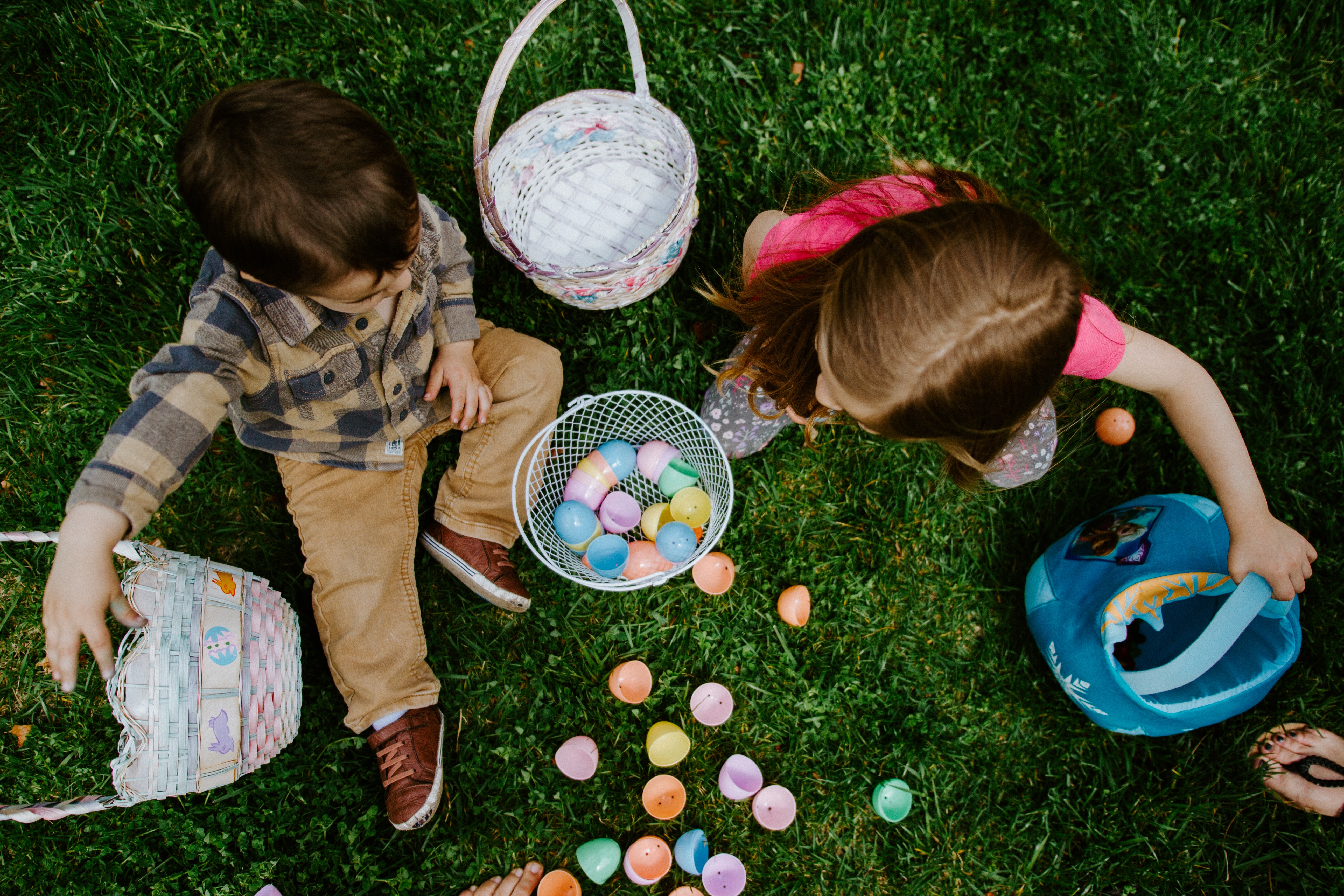 Anak-anak berburu telur paskah. (Sumber gambar: Unsplash/Gabe Pierce)