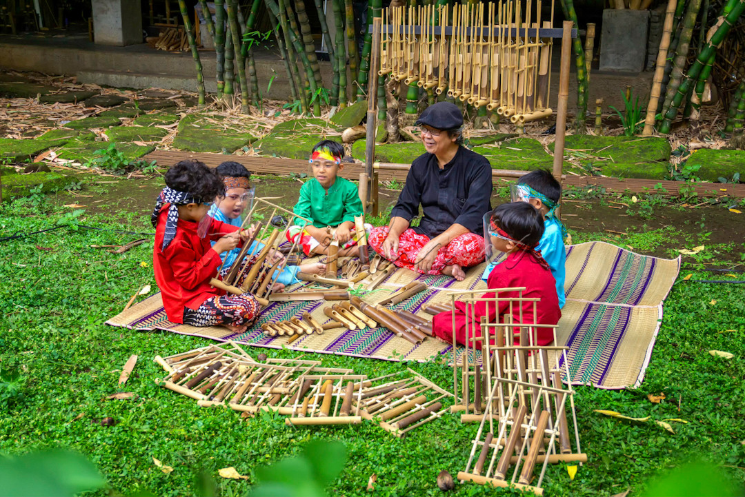 Belajar Membuat Angklung Di Saung Angklung Udjo Bandung  (Sumber foto: Hypeabis/Ega Purnama)