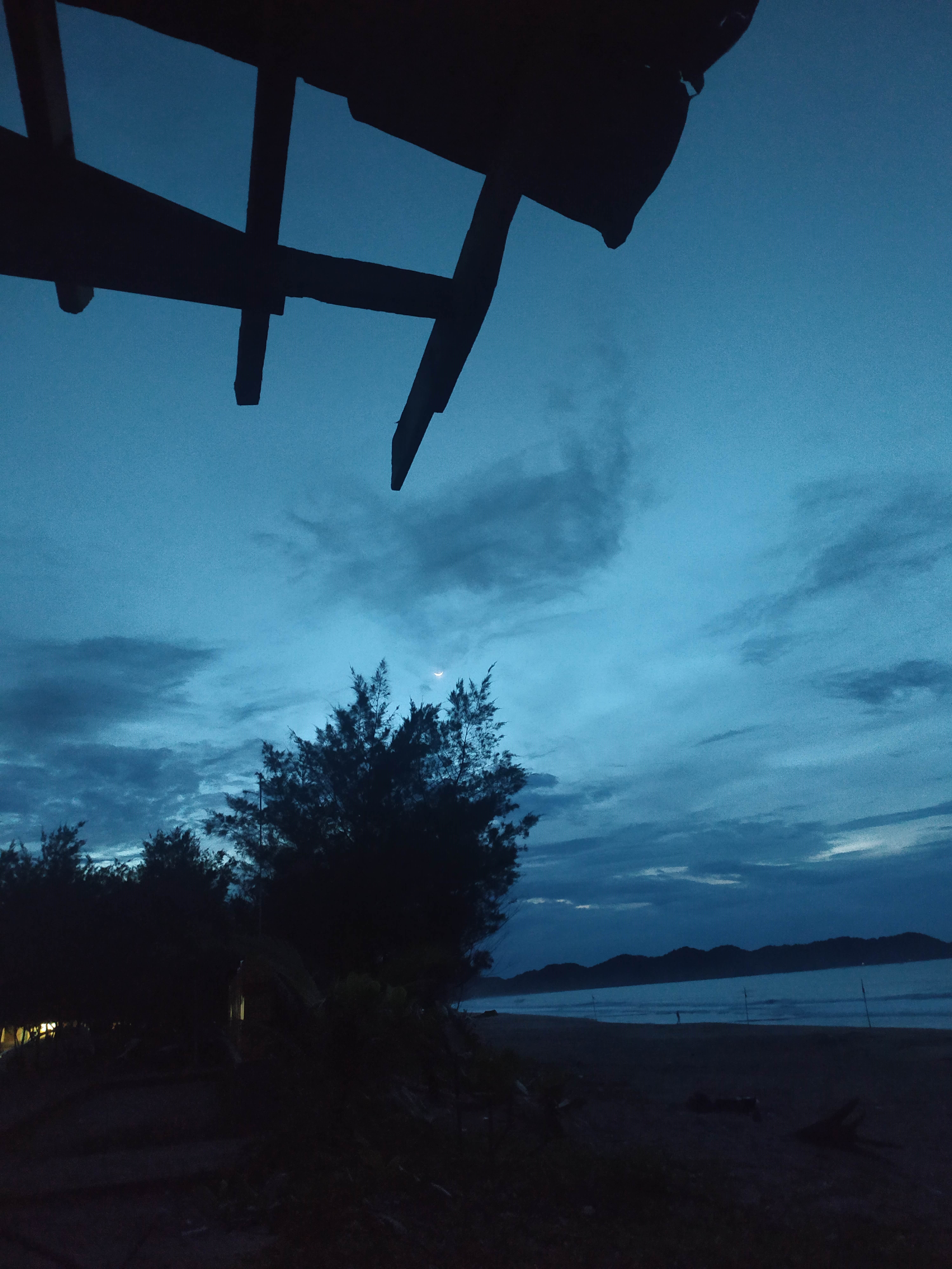 Pemandangan Blue Hour Pantai Soge (Sumber Foto: Hypeabis.id/Fransisca Mega)
