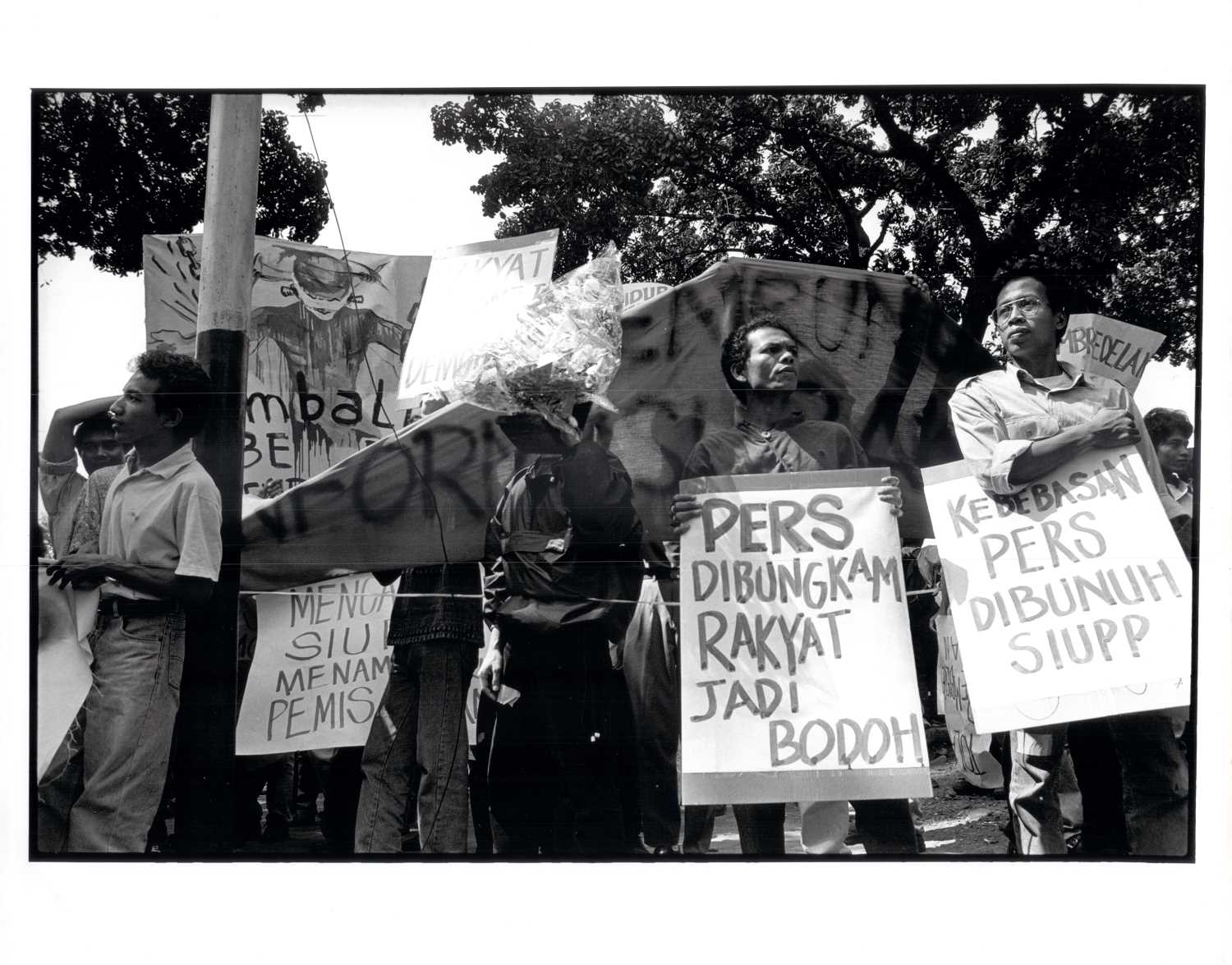 Jakarta, Juni 1994. Demonstrasi tolak pembredelan Tempo, Detik, dan Redaktur terekam oleh pewarta foto Gino F. Hadi.