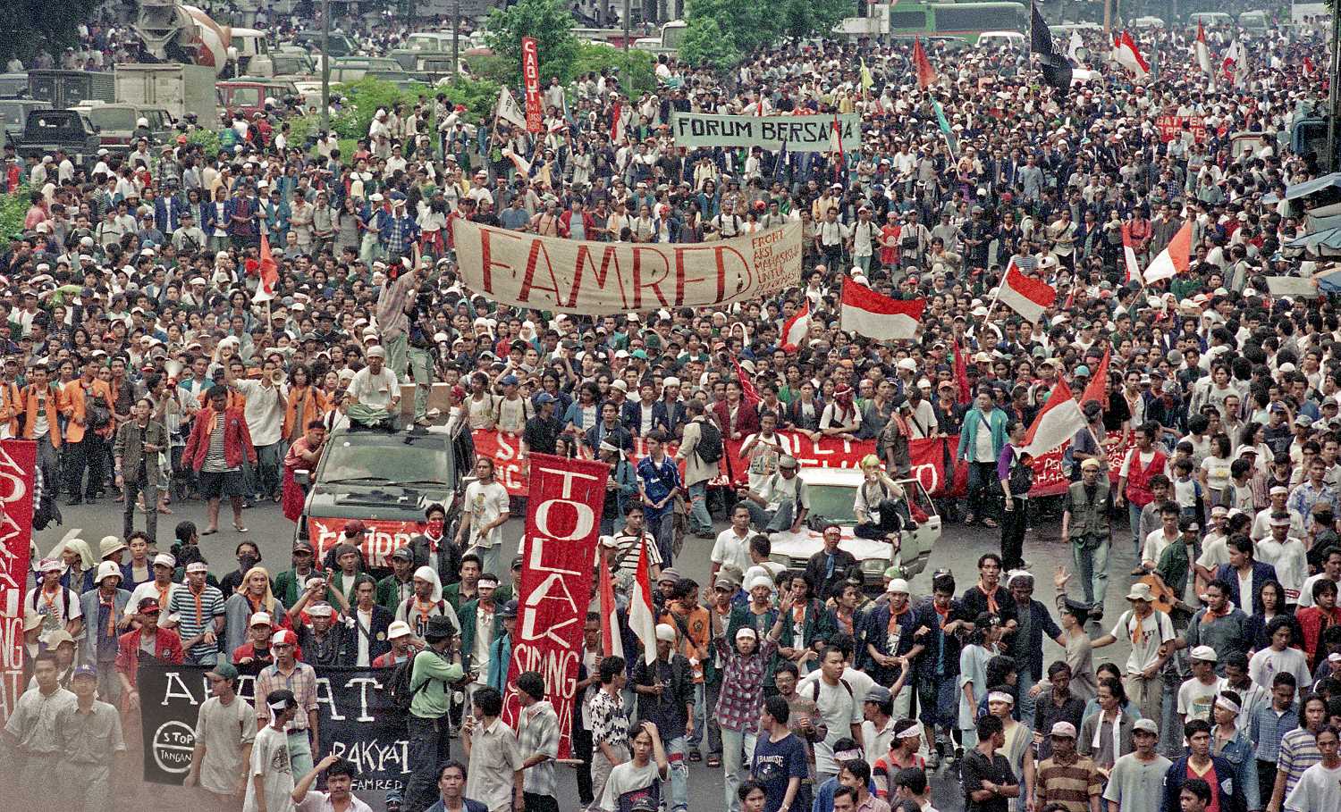  Jakarta, 12 November 1998. Puluhan ribu massa mahasiswa dan  pemuda seJabodetabek melakukan aksi long march ke gedung MPR/DPR berhasil diabadikan pewarta foto Eddy Hasby dari Kompas.