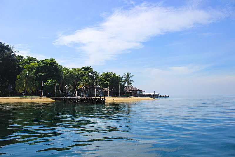 Pantai di Pulau Seribu (Sumber: Wikimedia Commons/Michael.starlight)