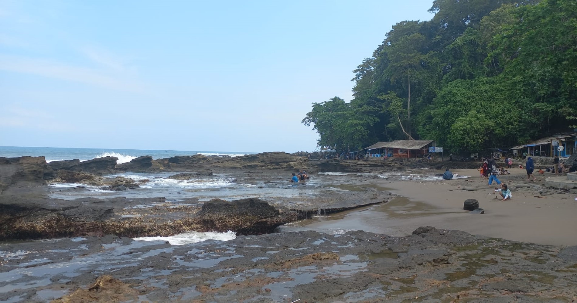 Pantai Karang Hawu (Sumber Foto: Hypeabis.id/Kintan Nabila)