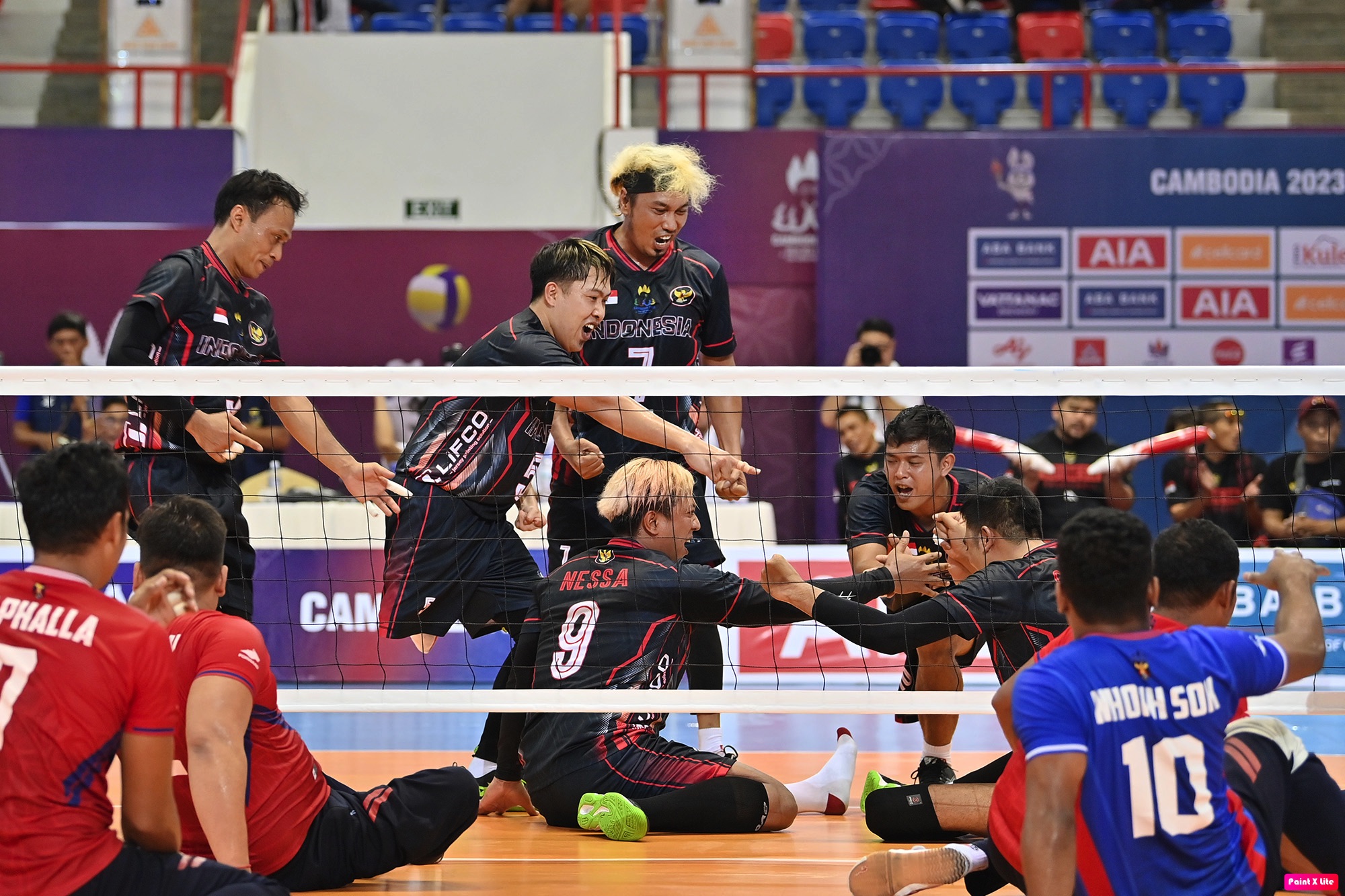 Tim Putra Sitting Volleyball Indonesia bertanding dalam ajang ASEAN Para Games XII 2023 di Kamboja. (Sumber foto: Komite Paralimpiade Nasional Indonesia)