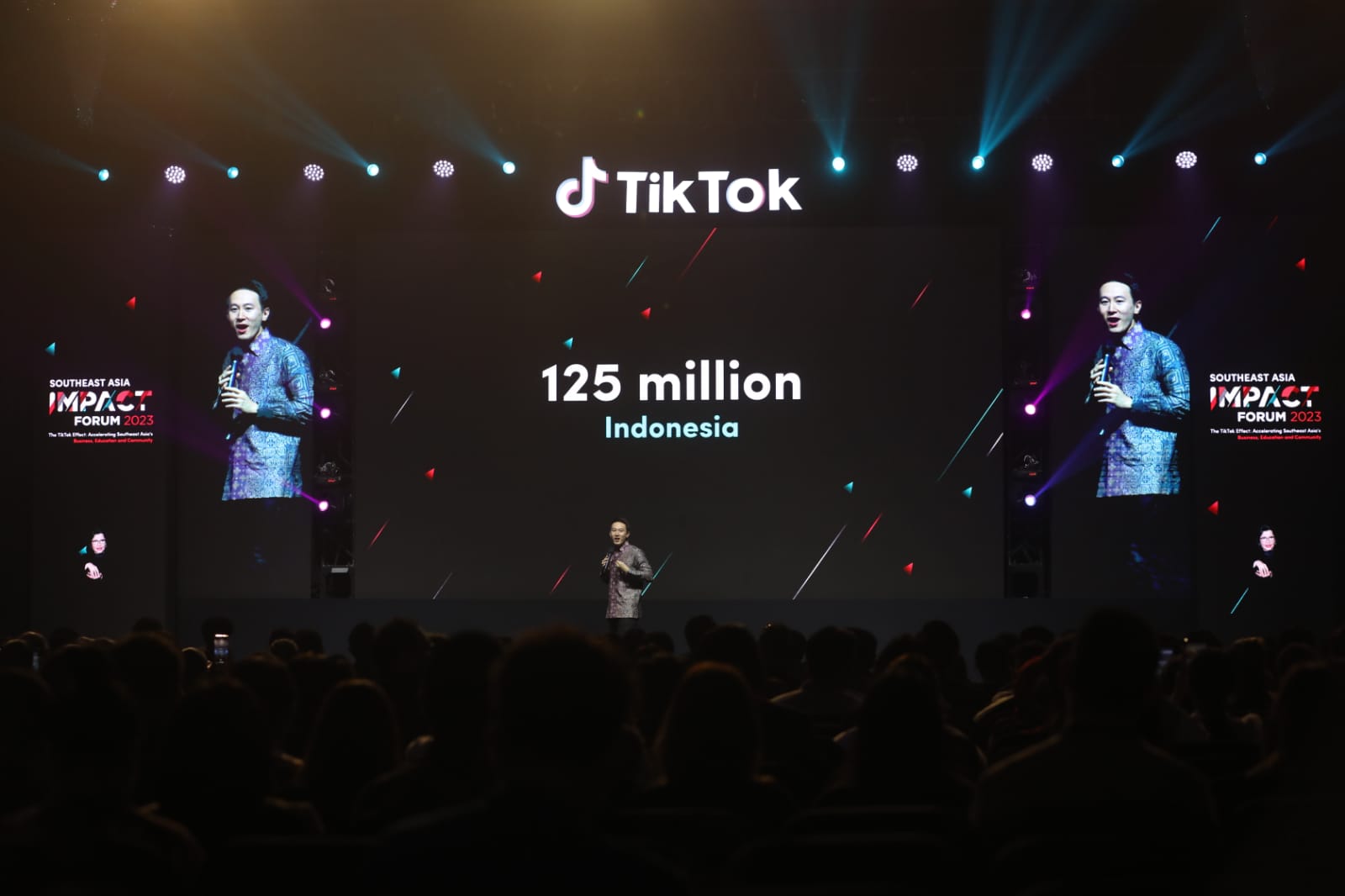 JIBI/Bisnis/Arief Hermawan P  CEO TikTok Shou Zi Chew menyampaikan paparan pada acara Tiktok Southeast Asia Impact Forum 2023 di Jakarta, Kamis (15/6).