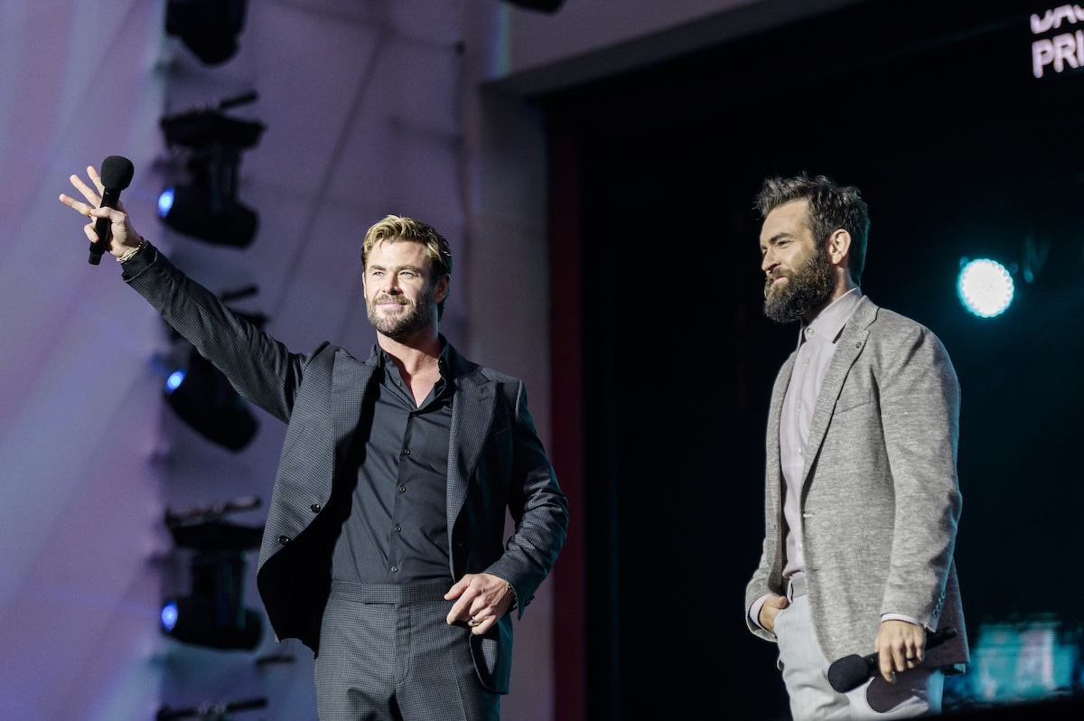 Sam Hargrave dan aktor Chris Hemsworth memastikan kisah terbaru serial laga Extraction (sumber gambar Netflix)