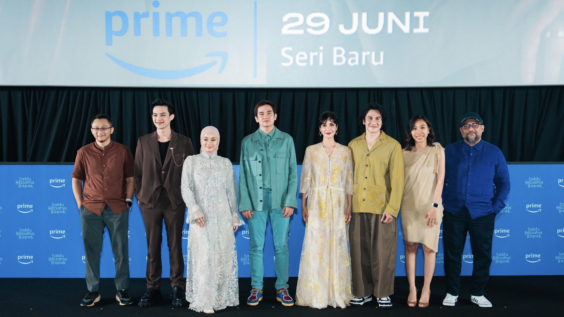 Pemain, sutradara, dan penulis Serial Sabtu Bersama Bapak. (Sumber gambar : Prime Video)