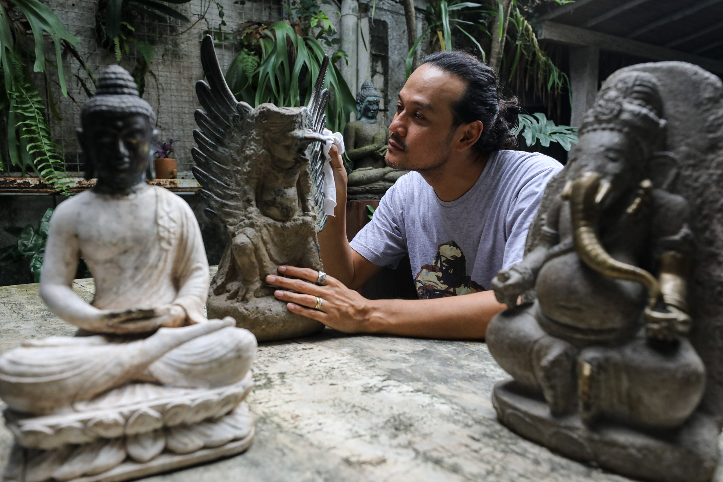 Aktor Dwi Sasono dengan beberapa patung restorasi dalam proyek Lebur (Sumber gambar: Hypeabis.id/Arief Hermawan P)