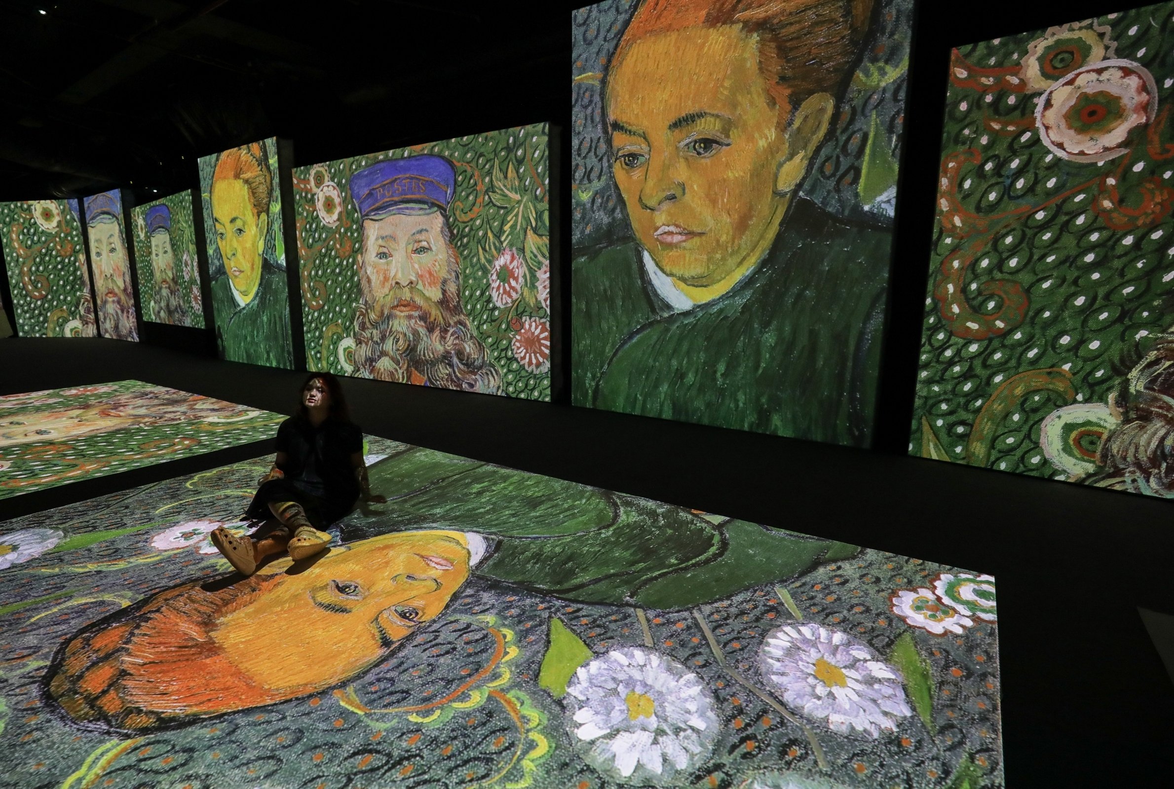 Pengunjung menikmati pameran multisensori Van Gogh Alive di Mal Taman Anggrek, Jakarta. (Sumber gambar: Hypeabis.id/Fanny K