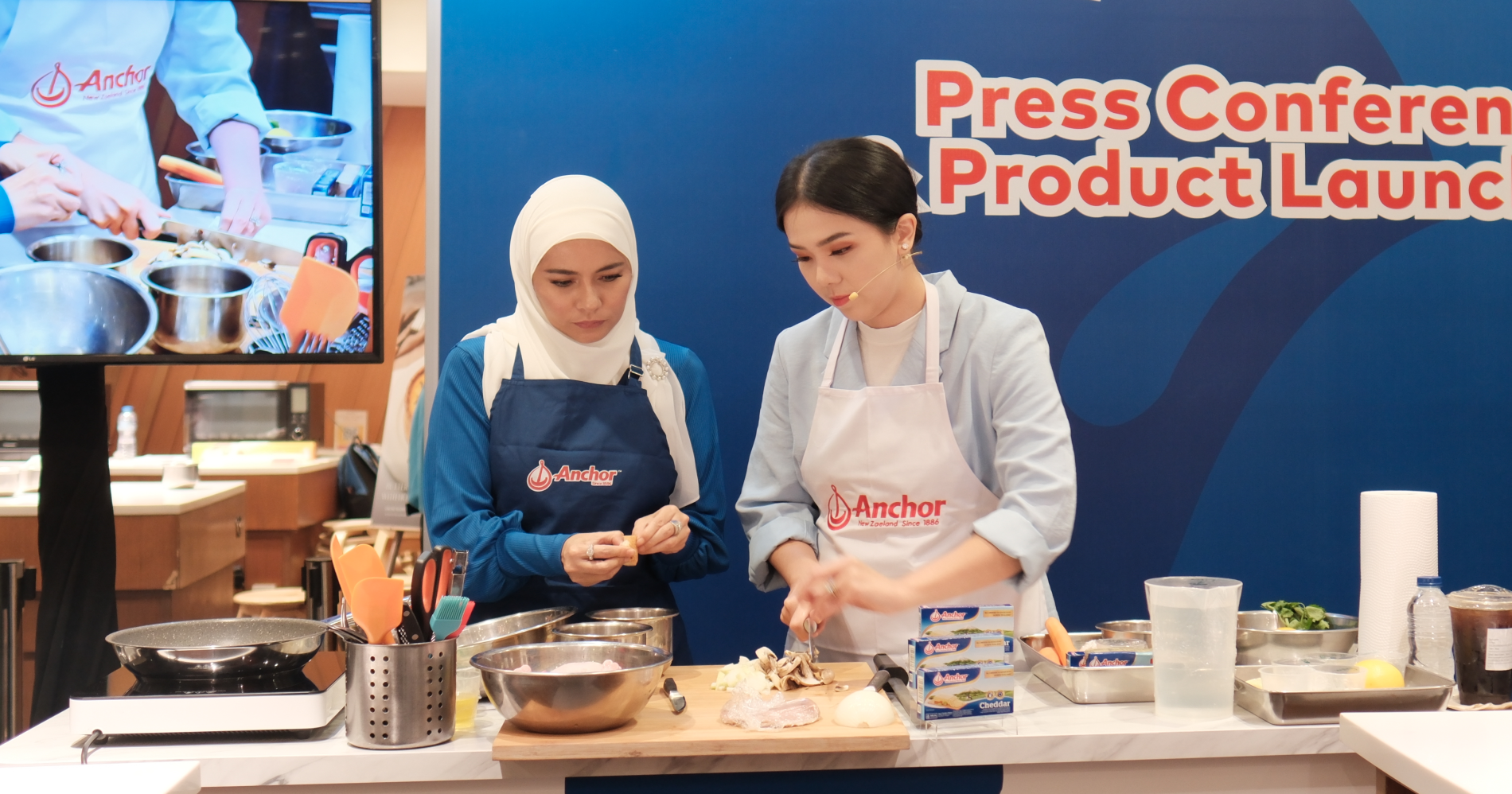 Chef Devina dan Meisya Siregar memasak Chicken Ballotine (Sumber Foto: Anchor Fonterra)