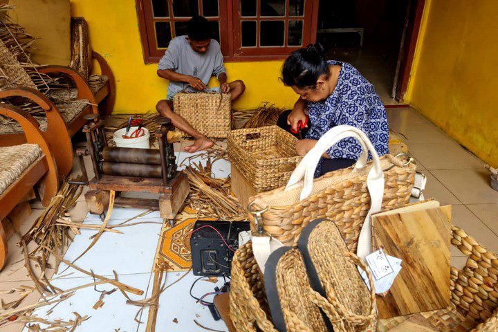 Pengrajin Bengok Craft yang juga masyarakat setempat  (Sumber gambar: RadioIdola.com) 
