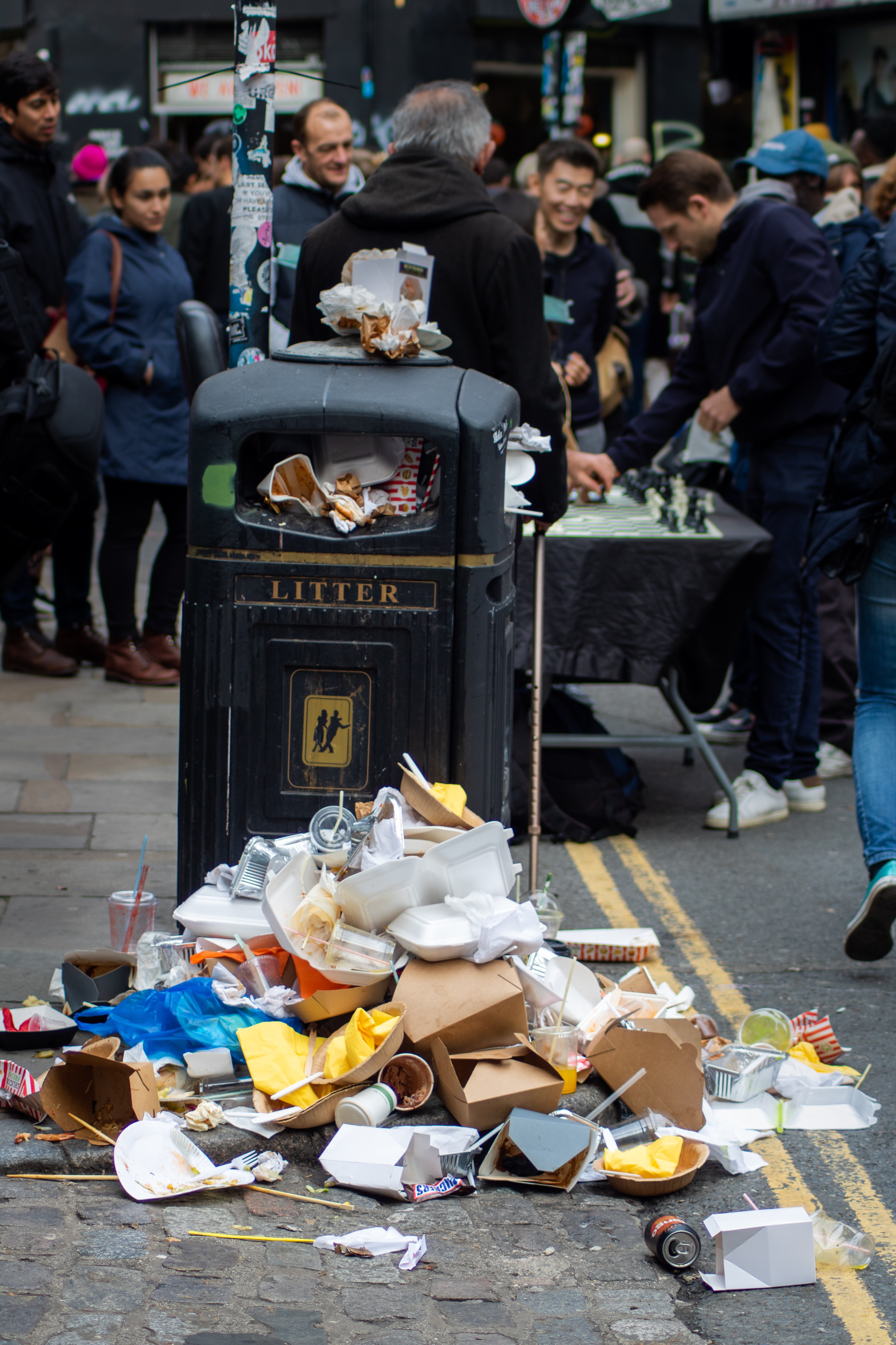 Ilustrasi sampah makanan menumpuk (Sumber gambar: Unsplash/Paul Schellekens)