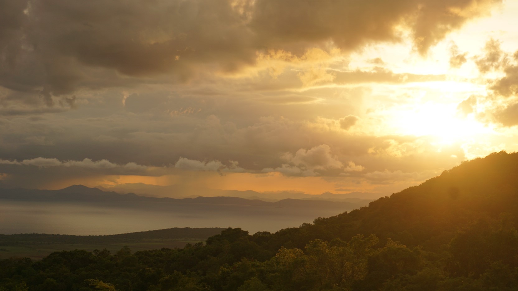 Pemandangan langit dan laut dari Pos 3, Doro Ncanga, Taman Nasional Gunung Tambora. (Sumber foto: Hypeabis.id/Sarah Jauhari)