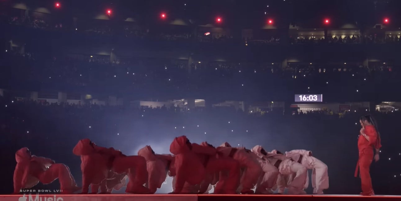 Rihanna di Super Bowl 2023. (Sumber gambar: YouTube/Super Bowl)