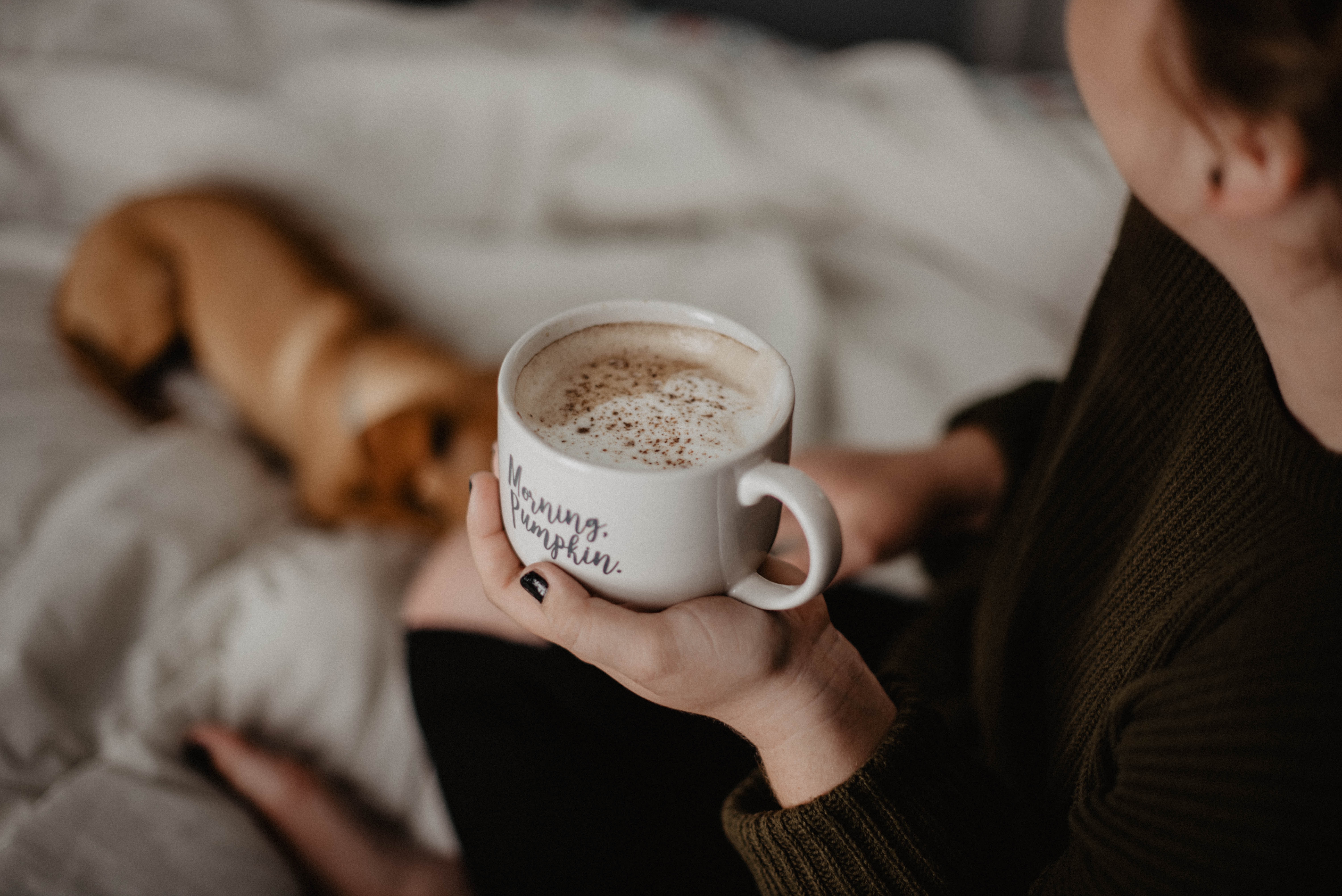 Sebaiknya tidak meminum kopi sebelum tidur. (Sumber gambar: Unsplash/Samantha Gades)