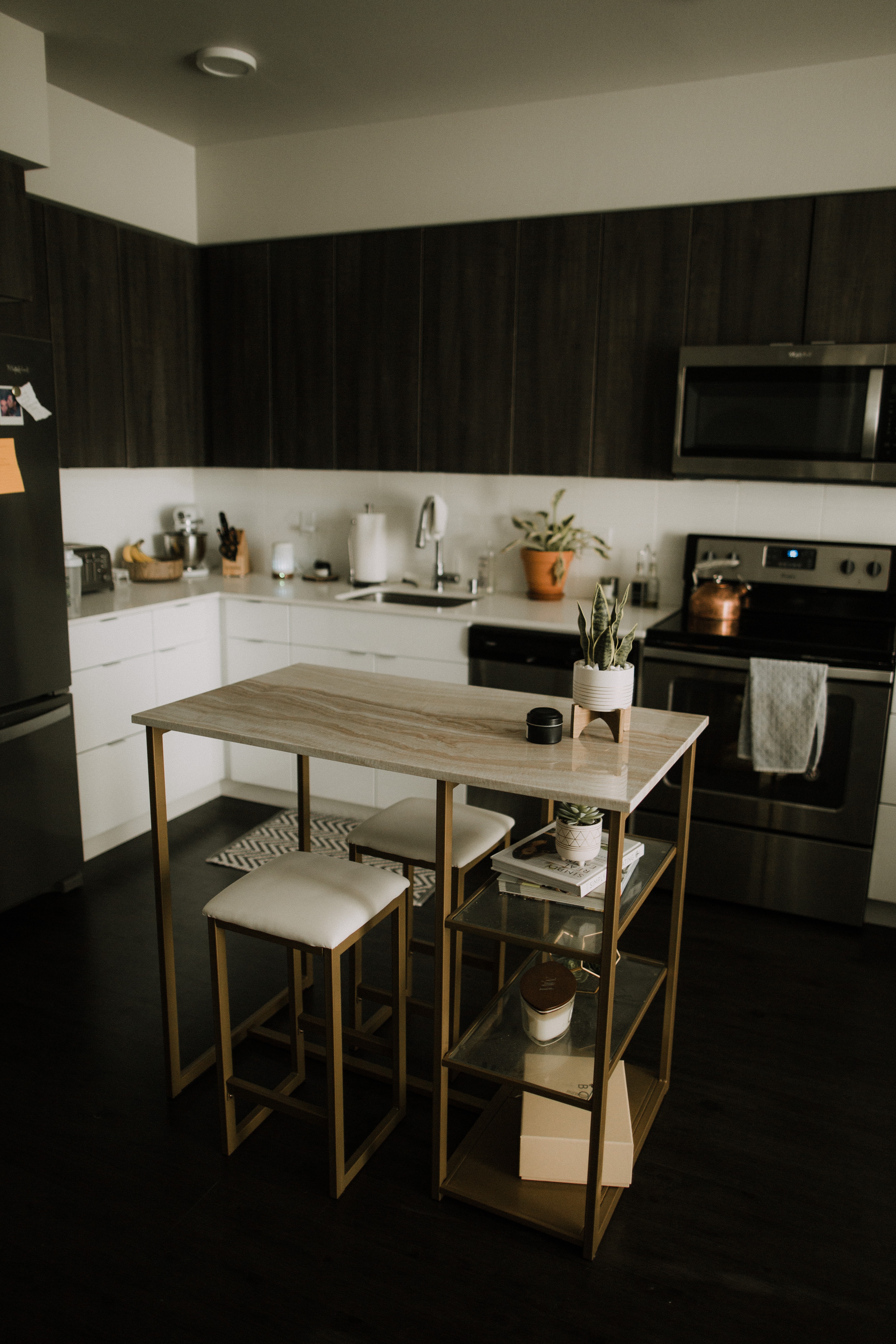 Ilustrasi kitchen set mewah dan elegan (Sumber gambar: Unsplash/Blake Carpenter)
