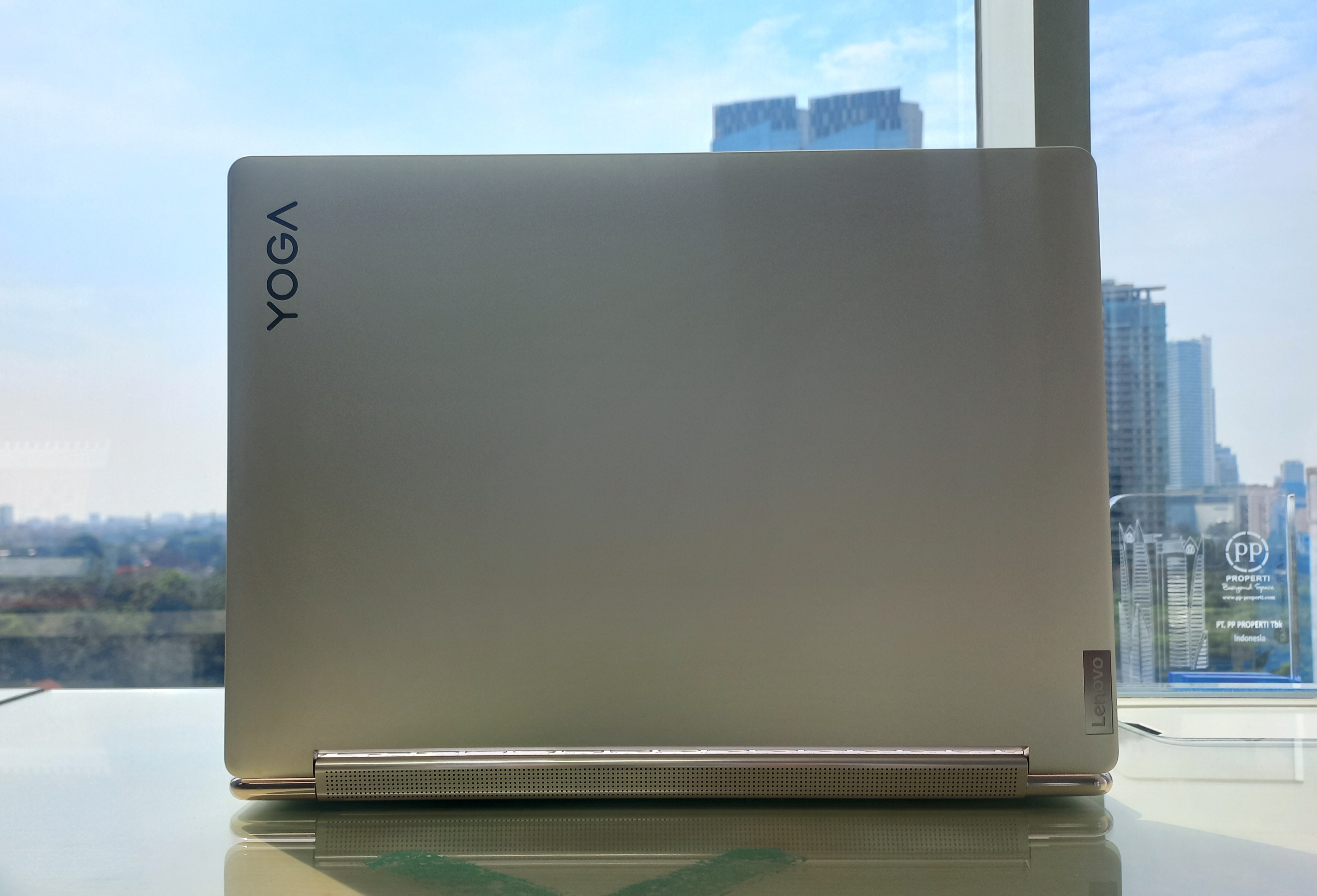 Lenovo Yoga Slim 7i Carbon (Sumber gambar: Chelsea Venda)