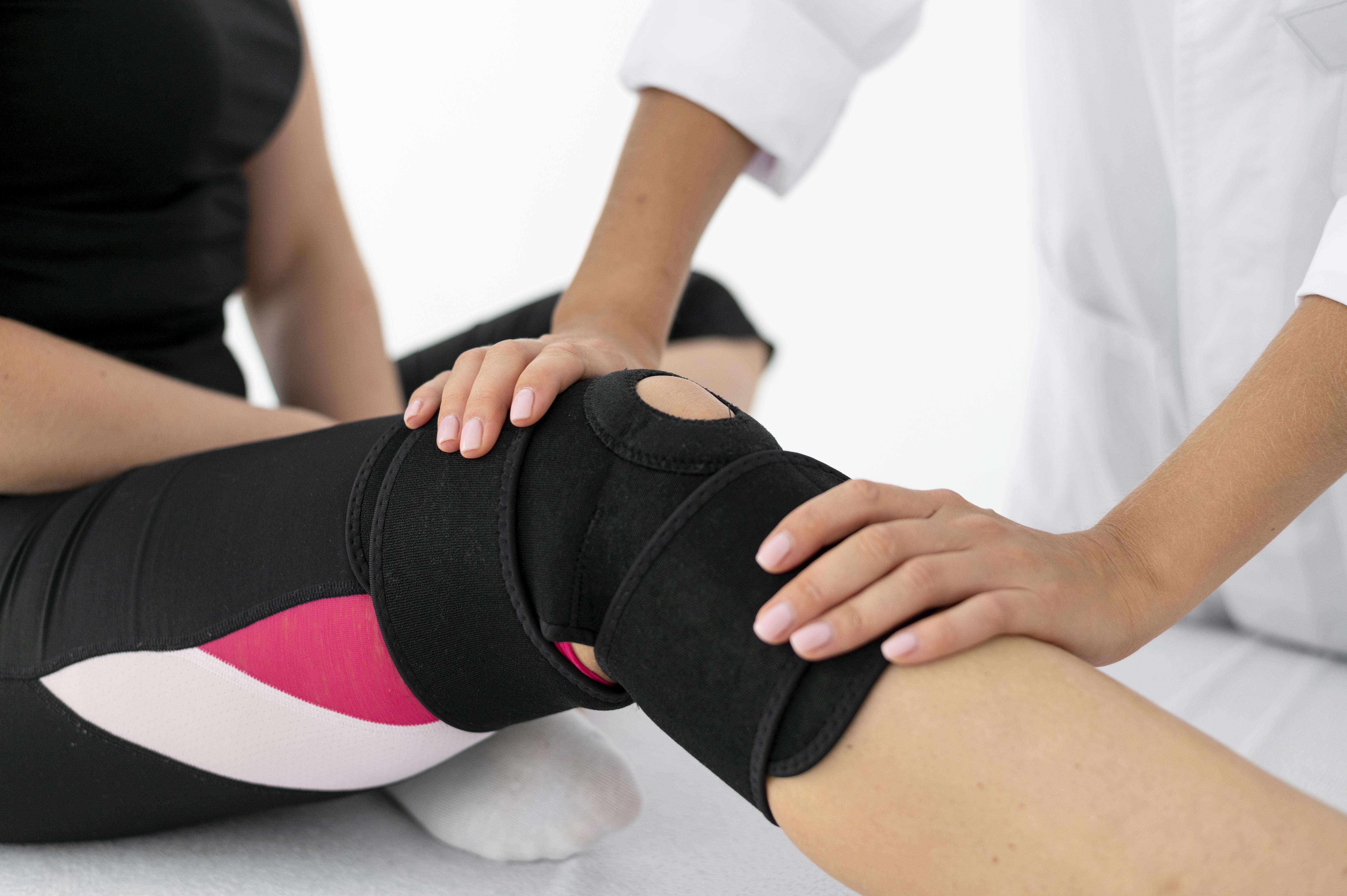 Ilustrasi terapi cedera lutut. (Sumber foto: Freepik)