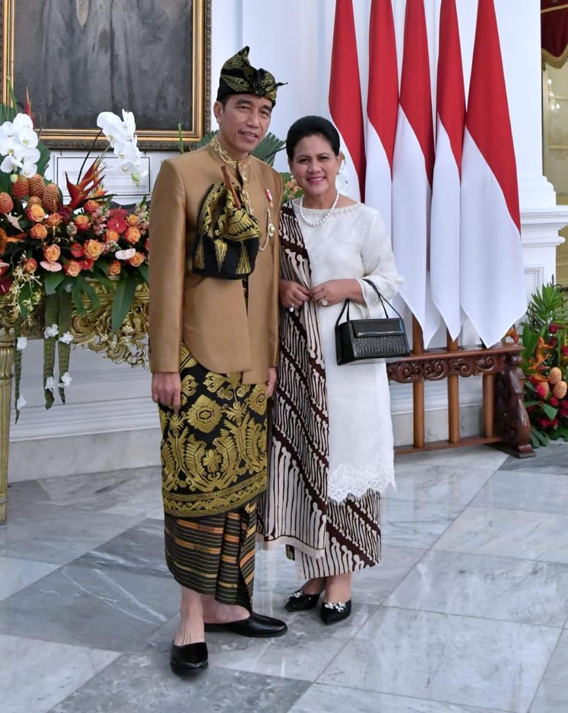 Presiden Joko Widodo mengenakan baju adat suku Sasak. (Sumber foto: Twitter/Jokowi)