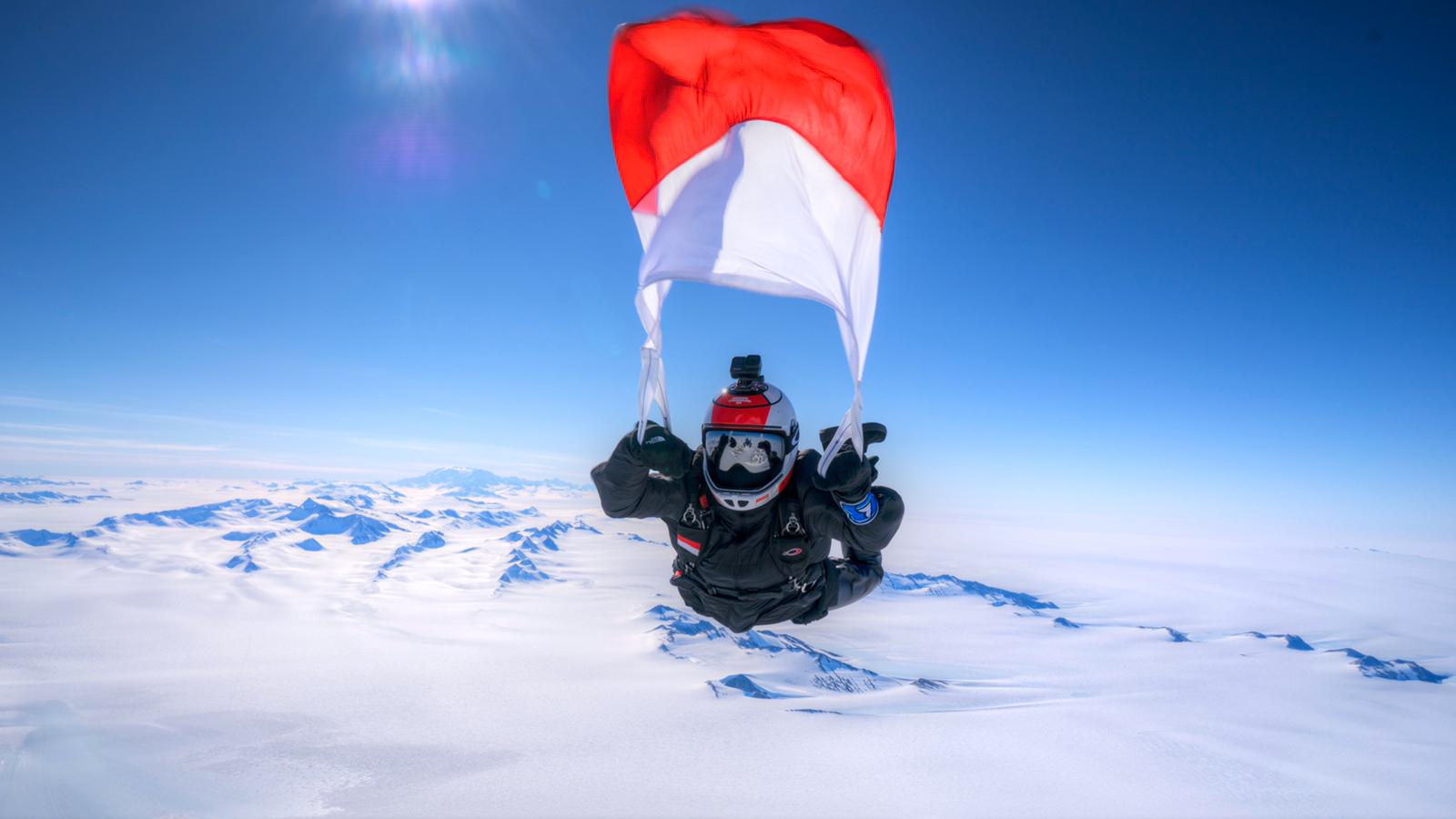 Naila melakukan skydiving di Antartika. (Sumber gambar: Pribadi)