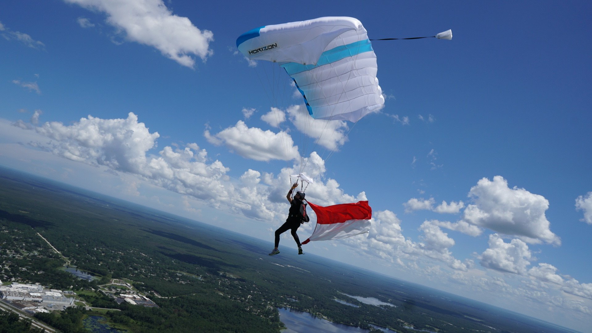 Naila melakukan skydiving di USA. (Sumber gambar: Pribadi)