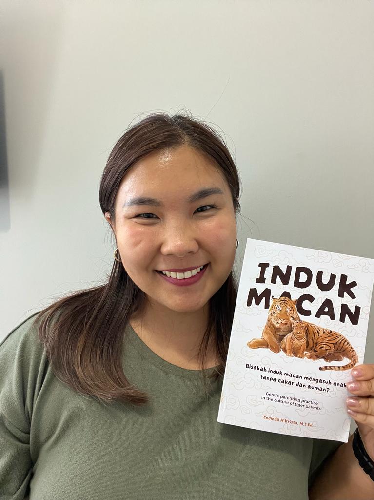 Krista Endinda meluncurkan buku berjudul Induk Macan (Sumber gambar: press rilis)